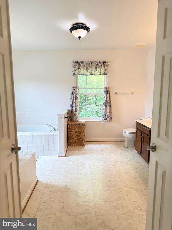 Building Photo - 36 Westhampton Ct