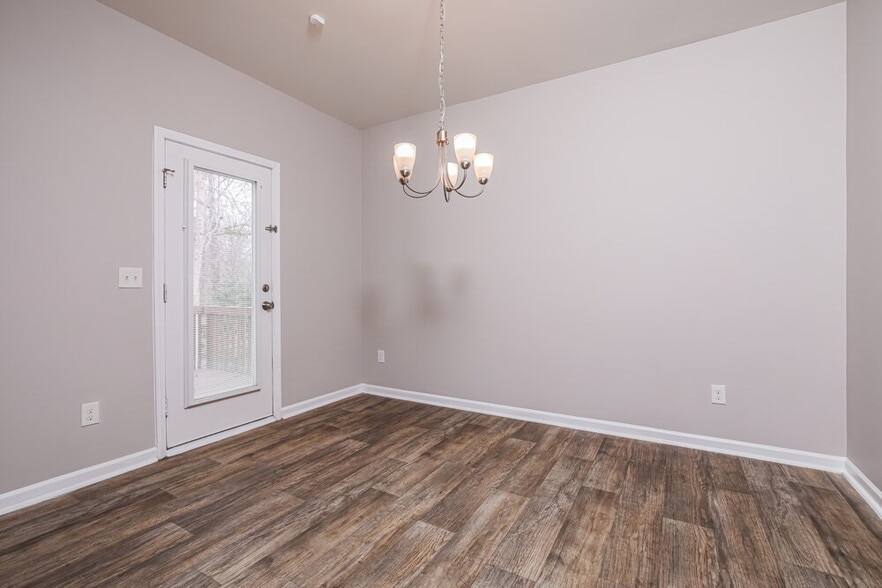 Building Photo - 559 Green Willow Cir