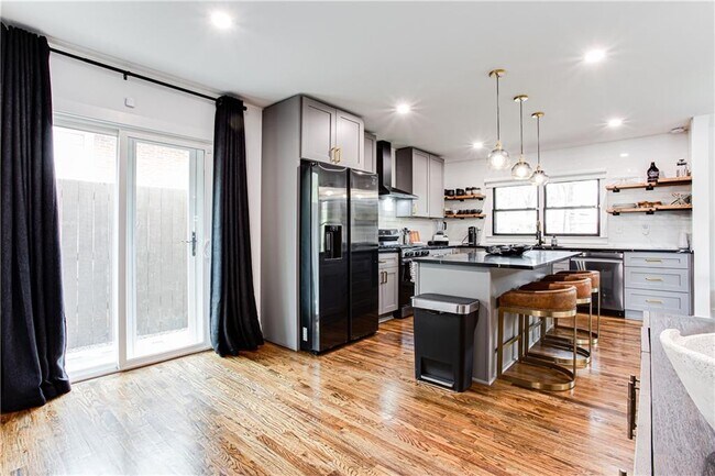 Building Photo - 2047 Seavey Dr