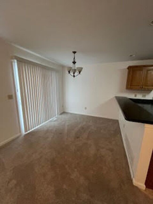 Building Photo - 487 Sparrow Way