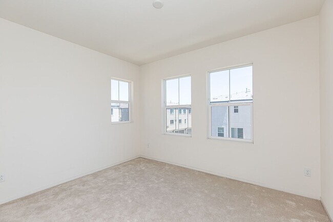 Building Photo - LIGHT & BRIGHT 2 BEDROOM W/GARAGE & LAUNDR...