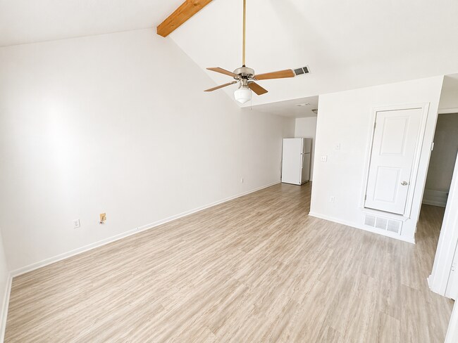 Building Photo - 204 W Avenue F