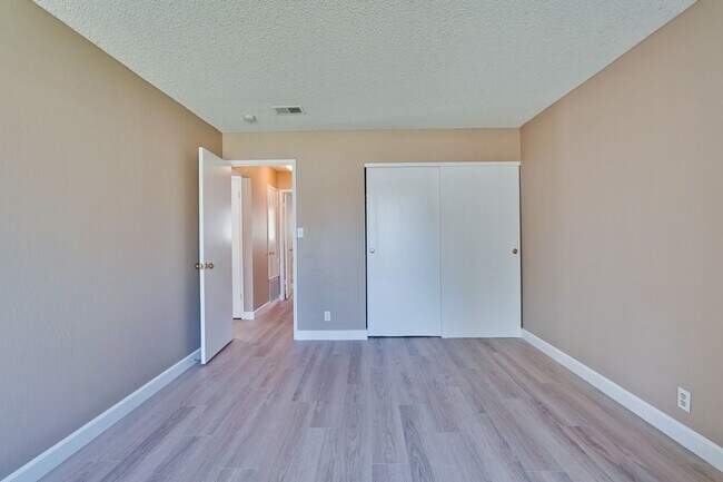 Building Photo - Remodeled 2 Bed 1 Bath Condo!