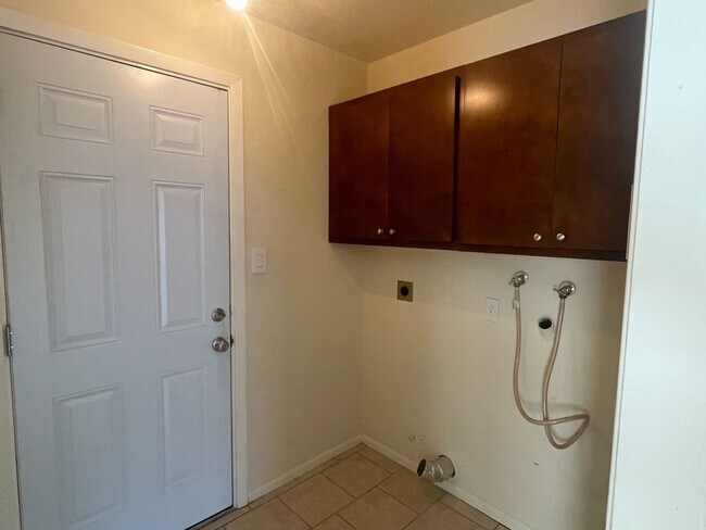 Building Photo - COMMUNITY POOLS-3 Bedroom/2 Bath in Dobson Ranch