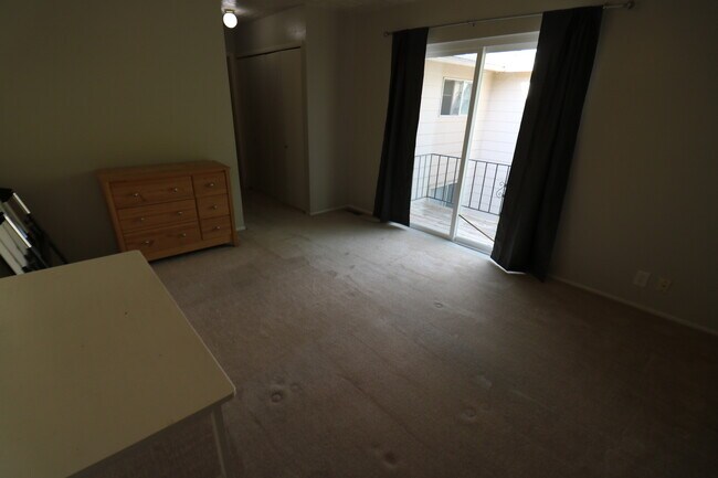 Building Photo - 4 Bedroom 3.5 Bathroom Townhome in Provo!