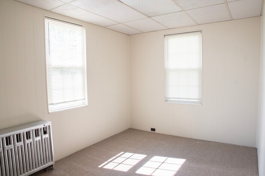 Building Photo - 488 S Colebrook Rd