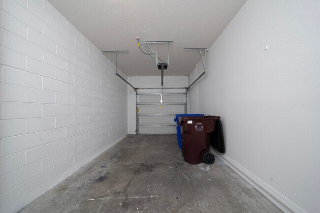 Building Photo - Elegant 2 bedrooms/2 bath condo located in St. Cloud with 1-Car garage