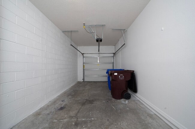 Building Photo - Elegant condo located in St. Cloud. This 2 bedrooms 2 baths unit has a 1 car garage
