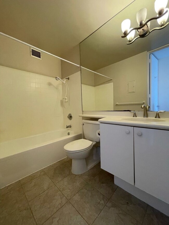 Building Photo - 1603