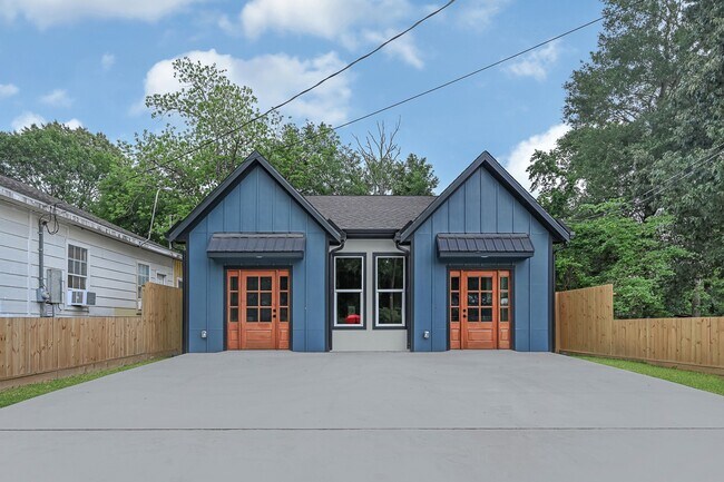 Building Photo - 112 S San Jacinto St
