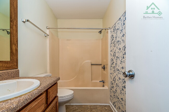 Building Photo - Cozy 2 Bedroom Unit in Raleigh!