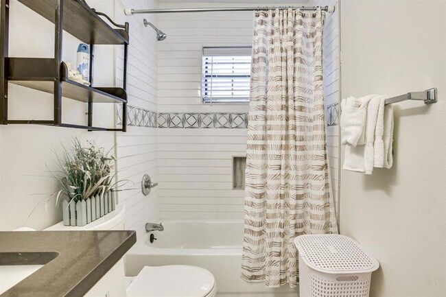 Building Photo - 2100 Philip St