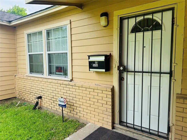Building Photo - 10406 Cathedral Dr