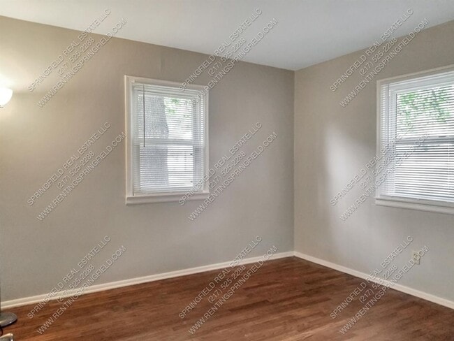 Building Photo - Hardwood Hideaway: 2 Bed/1 Bath, 850 Sq Ft...