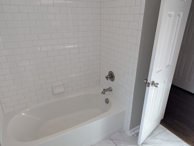 Building Photo - Remodeled 2 Bedroom 1.5 Bath - Overland Park