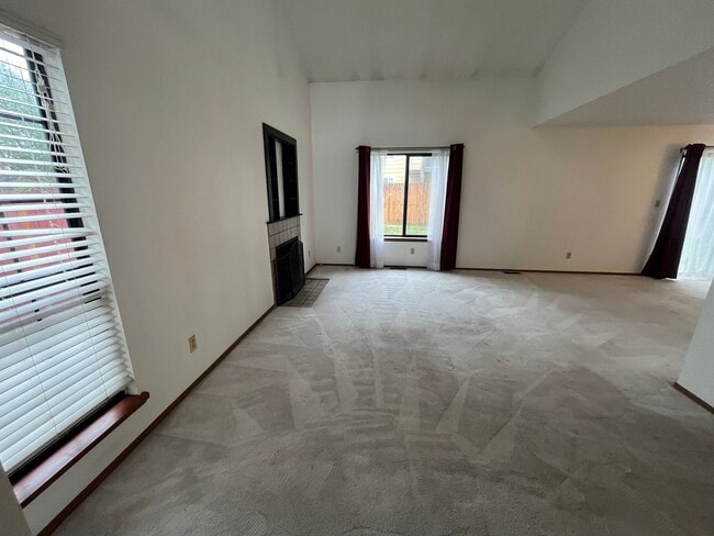 Building Photo - Beautiful 3 bed 2 1/2 bath with 2 car garage! (NEW PICTURES TO COME!!)