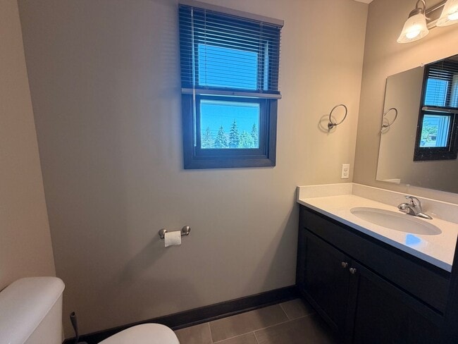 Building Photo - Spacious 4 Bedroom, 2.5 Bath in Caledonia!