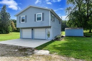 Building Photo - 902 Olivesburg Rd