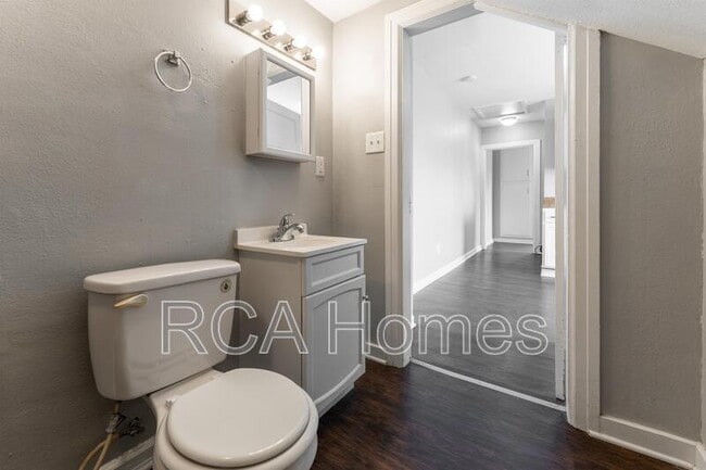 Building Photo - 524 1/2 E Raymond St.