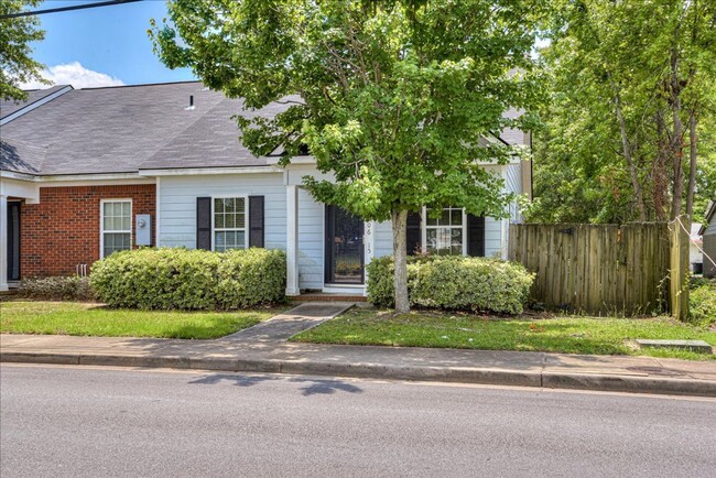 Building Photo - Spacious Townhouse near Downtown North Aug...