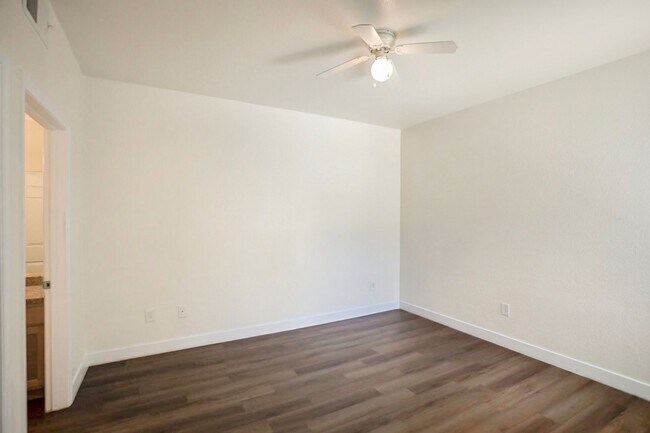 Building Photo - 3 Bedroom Northwest Condo-Gate Community