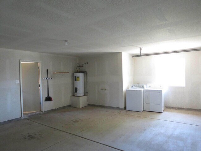 Building Photo - 659 W Ramona St