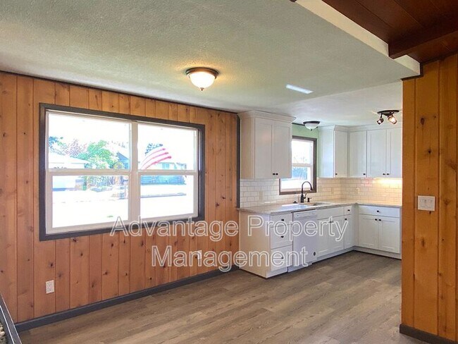 Building Photo - 1410 SE Powell Way