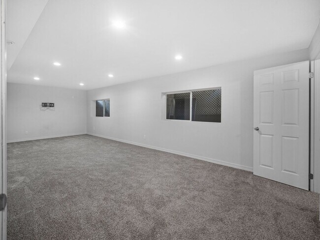 Building Photo - 4bedroom/3bath w/Garage/washer/dryer/fence...