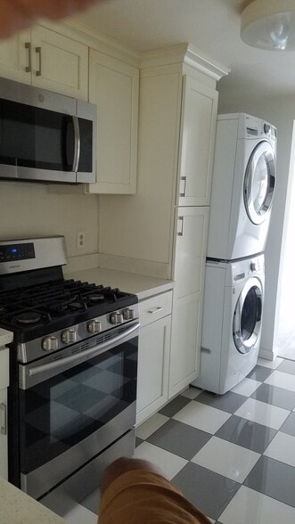 Stove and In unit laundary - 2747 Kilconway Ln