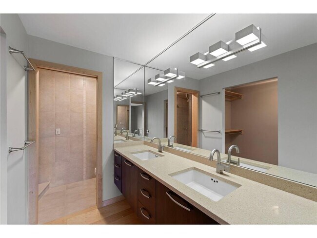 Building Photo - 2885 Knox Ave S