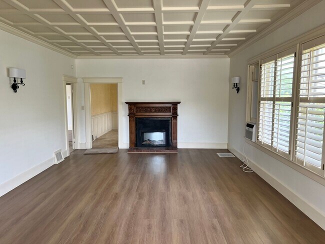 Building Photo - 118 W Pedregosa St