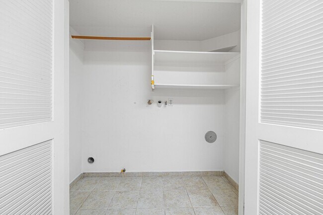 Building Photo - 3-Bedroom Townhome in Gated Bay Harbor – A...