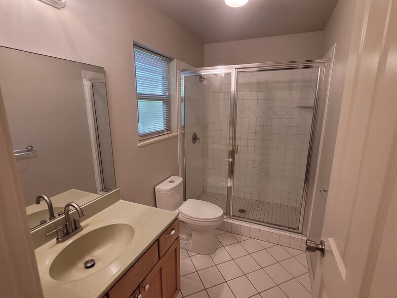 Primary Bath - 28 Hoku Pl