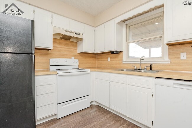 Building Photo - 1215 N Pacific Ave