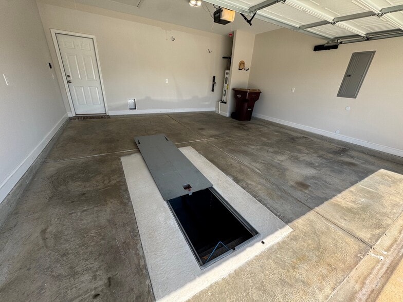 Building Photo - 27244 McKenna Dr