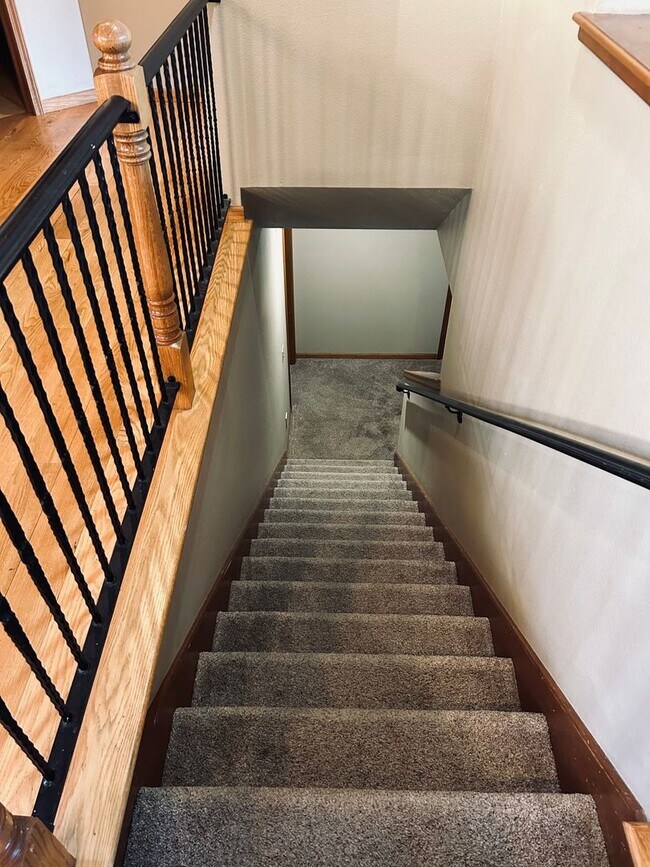 Building Photo - Gorgeous Home Located on Rivercut Golf Cou...