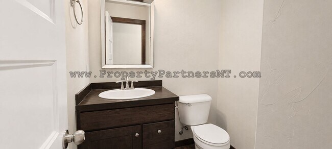 Building Photo - *** Modern *** 3 Bed 2.5 Bath Townhouse