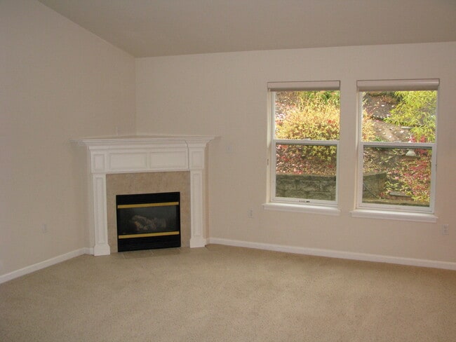 Building Photo - Four Bedroom Home in South Salem