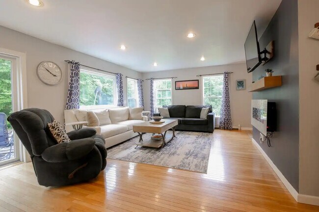 Building Photo - 1180 N Rd