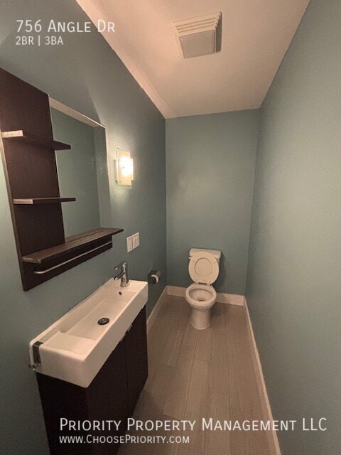 Building Photo - 756 Angle Dr