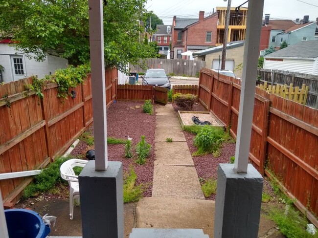 Building Photo - 2 Bed 1 Bath Townhouse for Rent in Lawrenc...