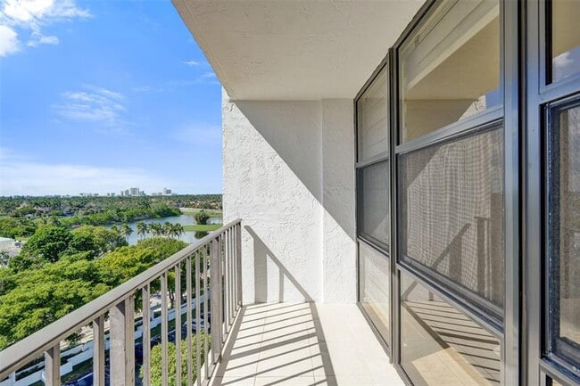 Building Photo - 1000 Parkview Dr