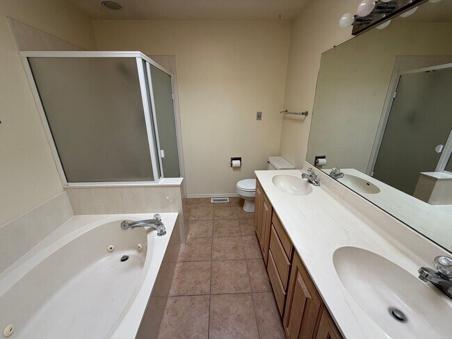 Building Photo - Spacious 3-Bedroom
