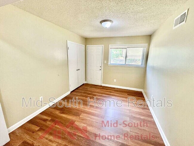 Building Photo - 2452 Debby Dr