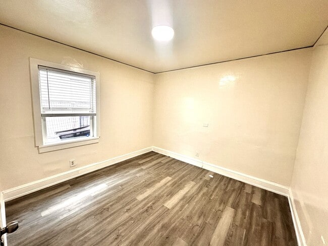 Building Photo - 1321