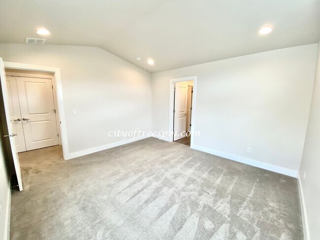 Building Photo - BEAUTIFUL 4 bed 2 1/2 Bath Located in Cent...