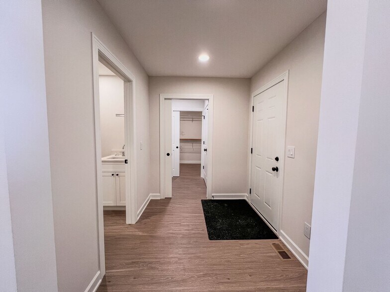 Building Photo - 607 S Division St