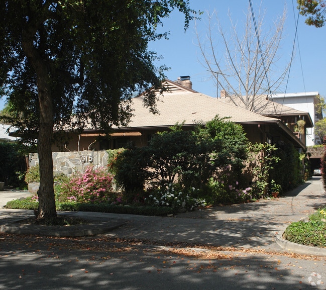 Building Photo - 315 Pleasant St