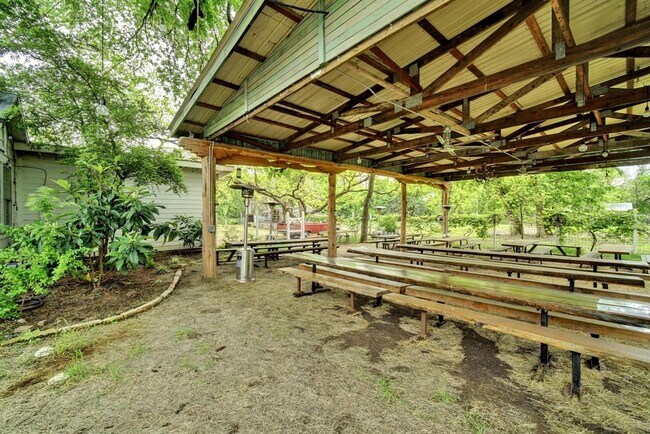 Building Photo - 910 Bret Ln