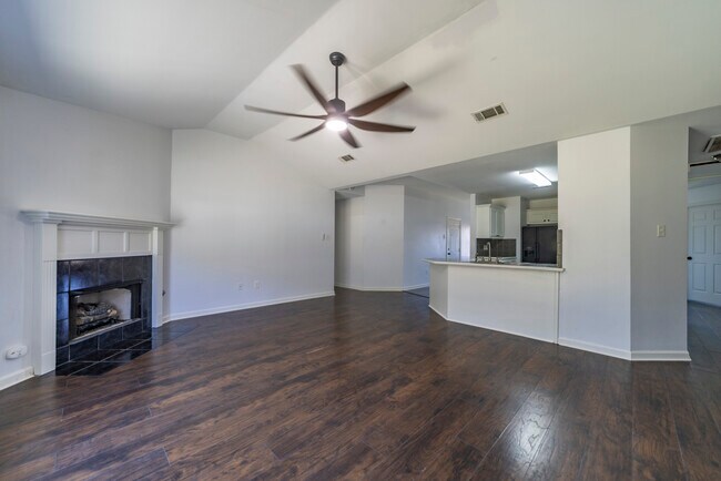 Building Photo - 35576 Melrose Ave